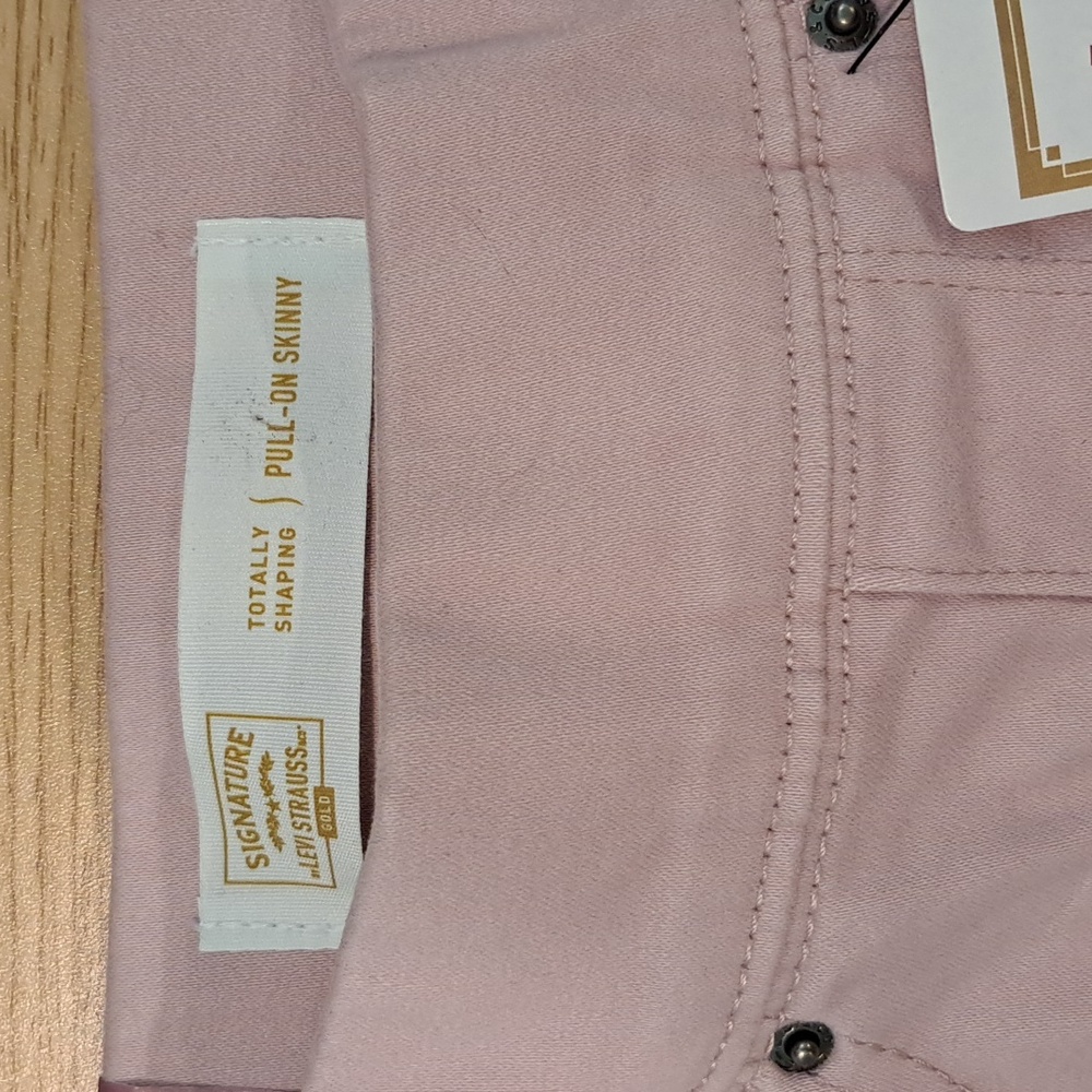 NWT Totally Shaping Pull-on Skinny Pants (Lt Pink) - LEVI STRAUSS - Picture 10 of 10